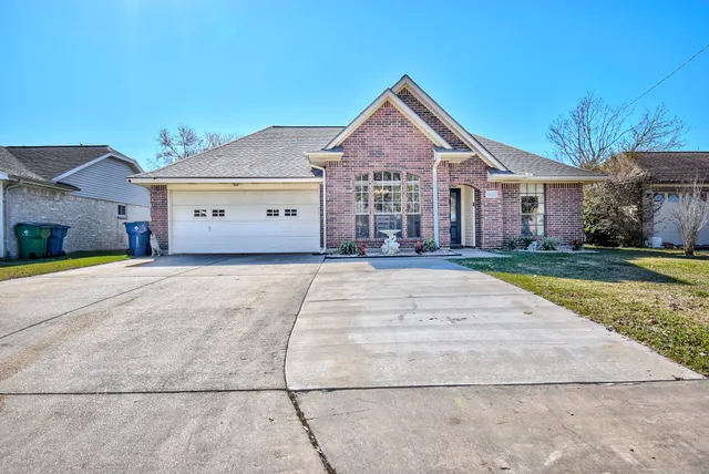 $305,000 | 21 Alexander Court, Angleton, TX 77515