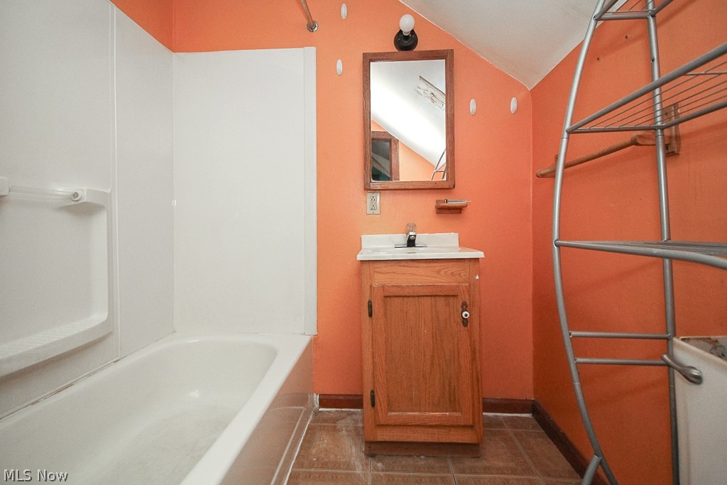 2636 Colchester Road Cleveland Heights, OH 44106 - Photo 18 of 32 3rd floor bathroom