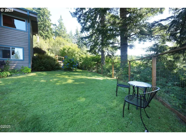 a view of sitting area with furniture
