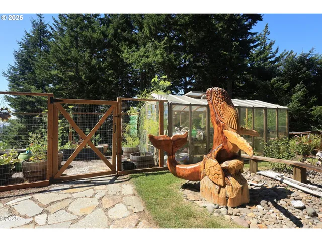 a view of a houses with yard