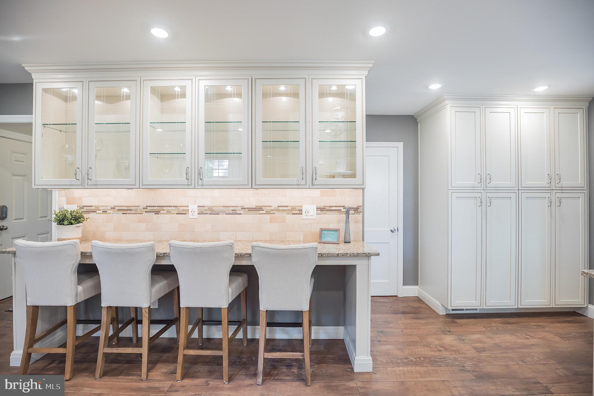 432 Kerr Lane Springfield, PA 19064 - Photo 8 of 21 Kitchen with breakfast bar