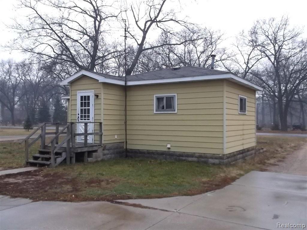 1319 Chatterson Road Muskegon, MI 49442 - Photo 1 of 6 7092433585Front view.jpg