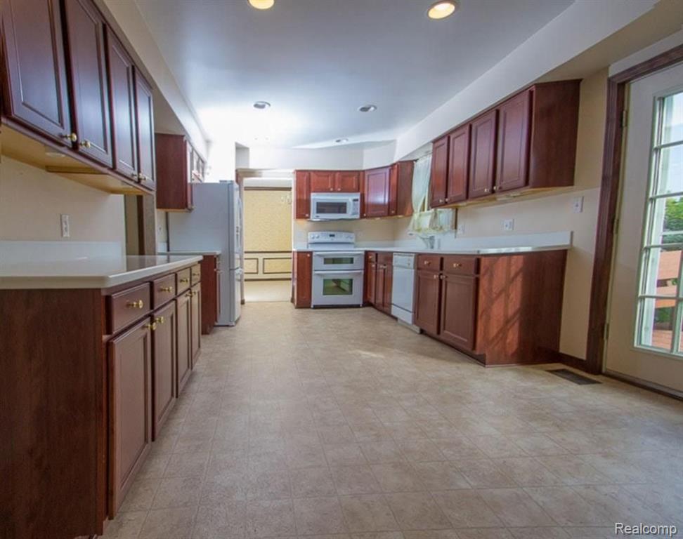 640 Rolling Green Circle North Rochester Hills, MI 48309 - Photo 10 of 26