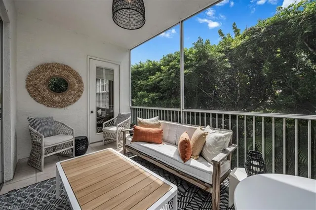 a view of sitting area with furniture