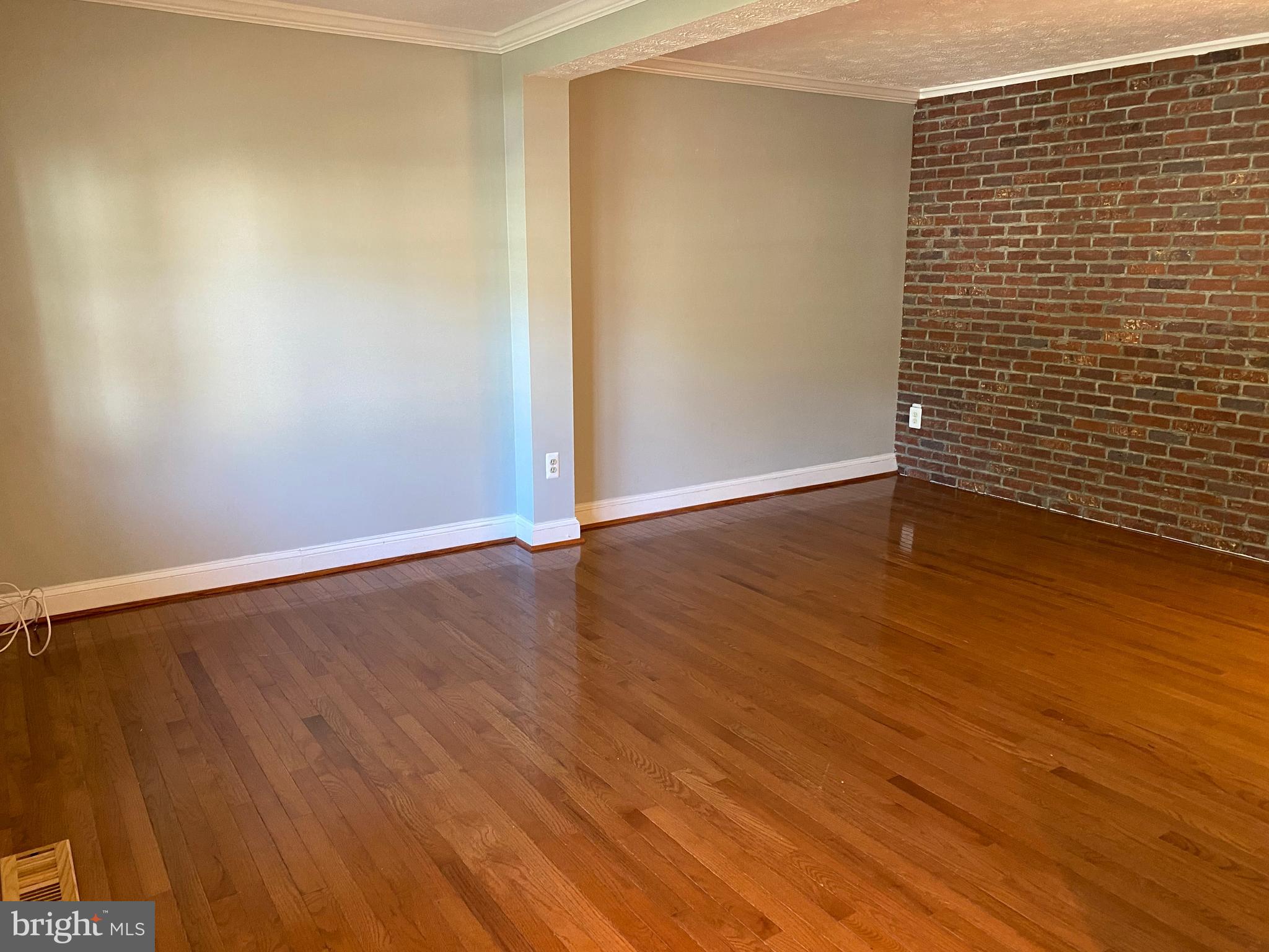 1666 Barnstead Drive Reston, VA 20194 - Photo 6 of 51 Living room