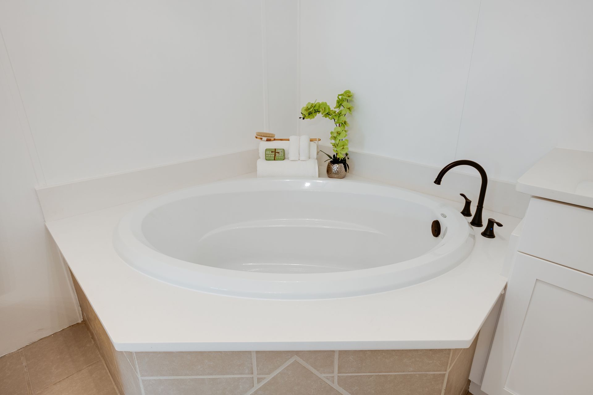 2407 Burford Road Lebanon, TN 37087 - Photo 25 of 37 a white bath tub with a sink