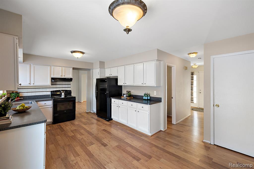 28696 Roxbury Street Farmington Hills, MI 48331 - Photo 15 of 55