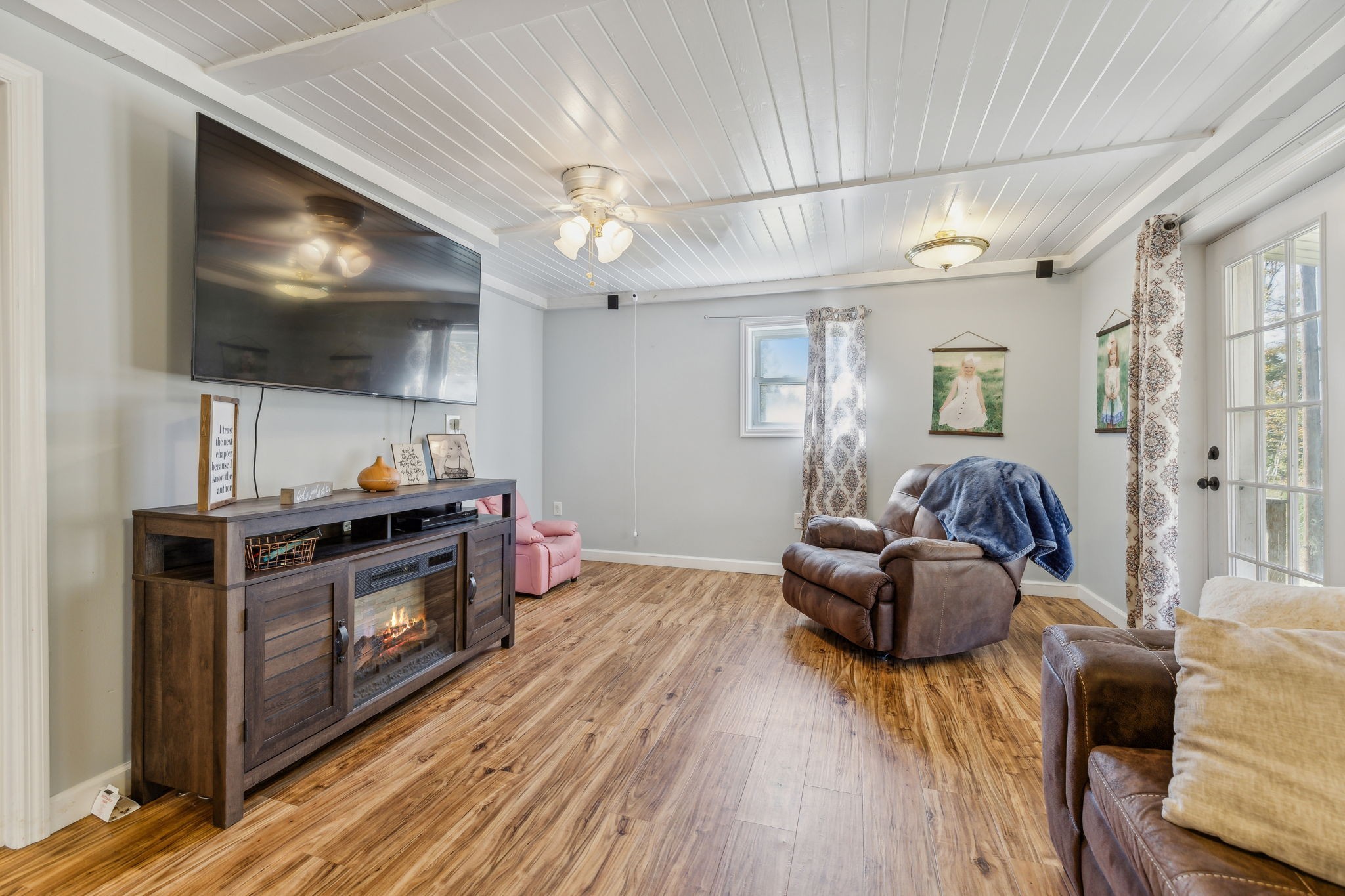 635 Cane Creek Road Hohenwald, TN 38462 - Photo 20 of 71 a living room with furniture and a flat screen tv