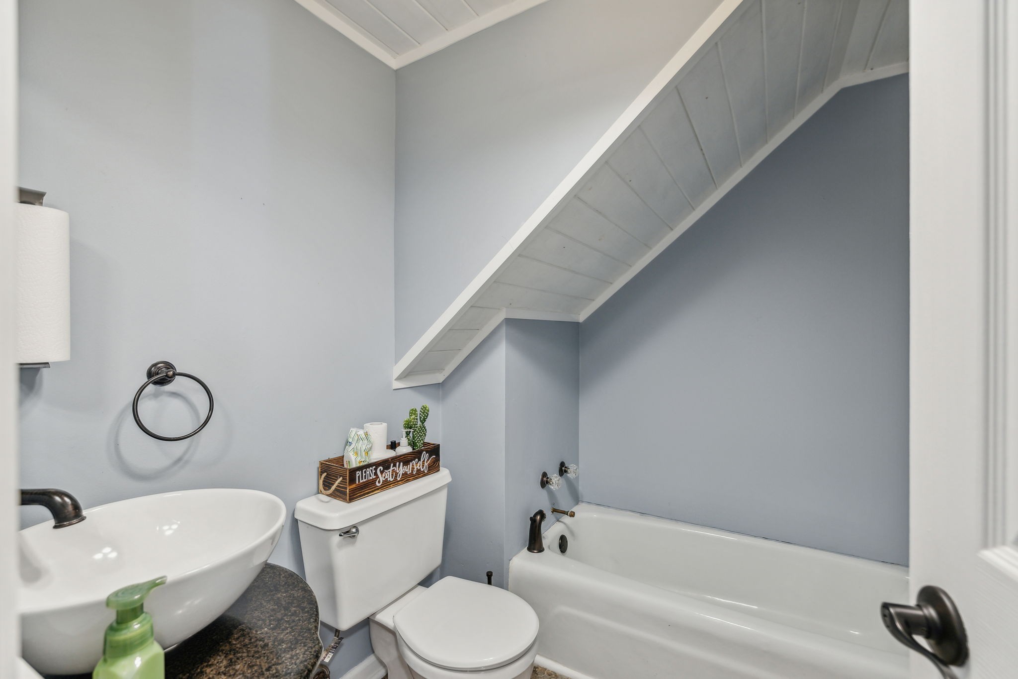 635 Cane Creek Road Hohenwald, TN 38462 - Photo 25 of 71 a bathroom with a toilet a sink and a bathtub