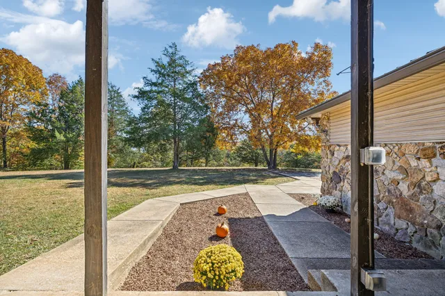 a view of a house with backyard