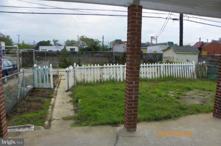 7225 Stratton Way Baltimore, MD 21224 - Photo 2 of 14 Back yard
