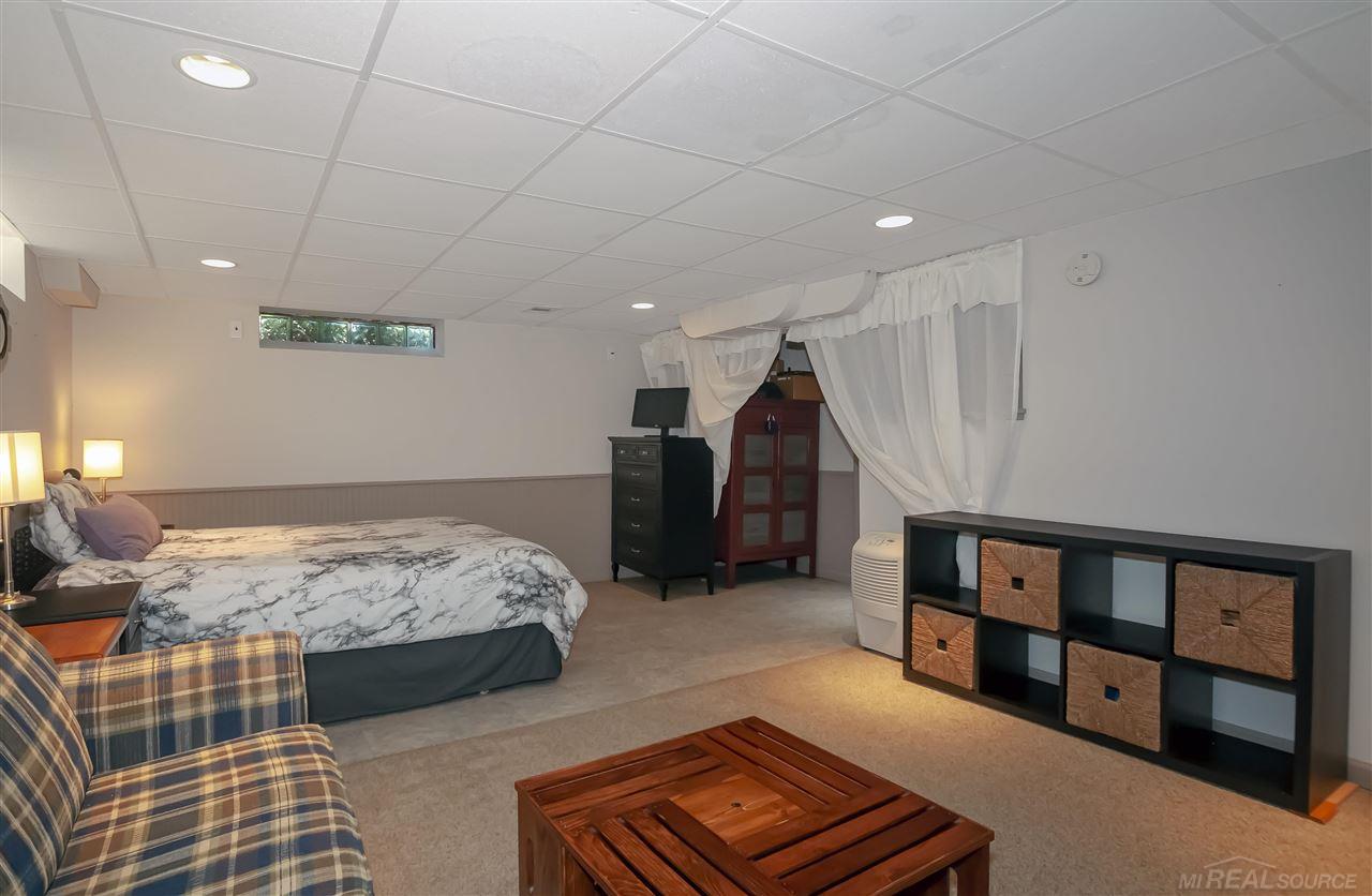 1555 Fairholme Road Grosse Pointe, MI 48236 - Photo 30 of 36 50074999-29.JPG