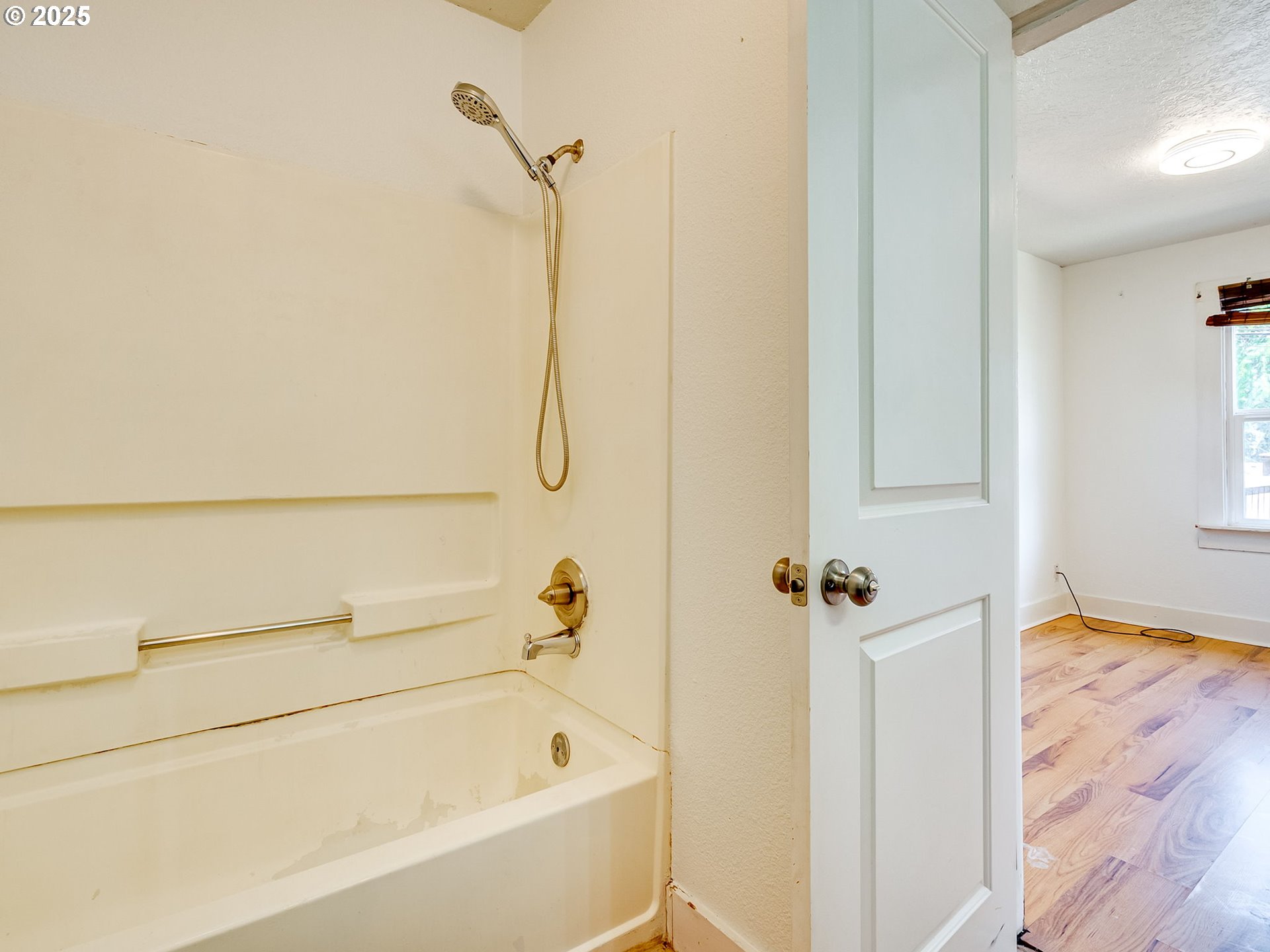907 Northwest Greeley Street Camas, WA 98607 - Photo 16 of 31 a bathroom with a bathtub