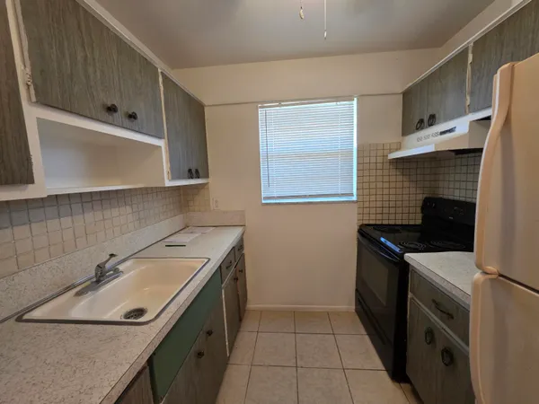 $1,180 | 4760 Northwest 24th Court, Unit B211, Lauderdale Lakes, FL 33313