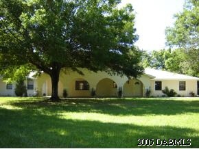 a view of house with garden and trees