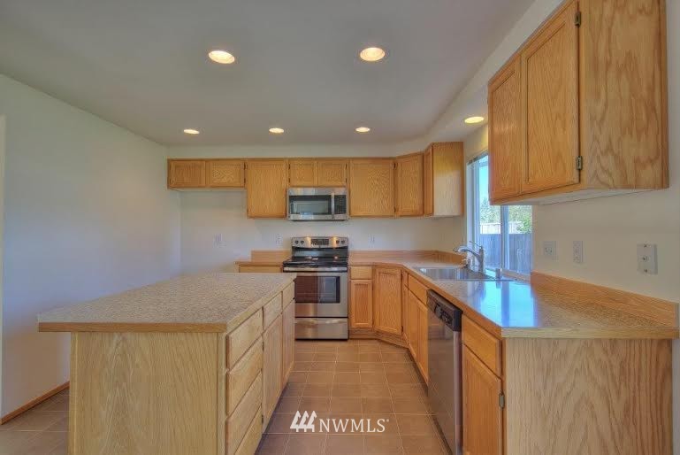 5508 Northeast 3rd Lane Renton, WA 98059 - Photo 7 of 17