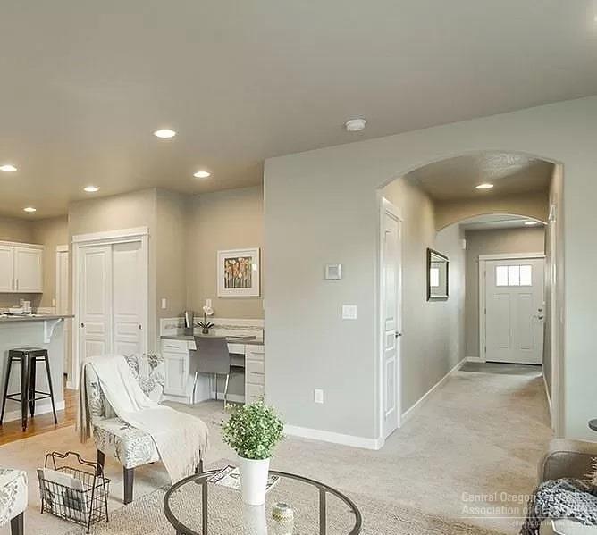 493 North Village Meadows Road Sisters, OR 97759 - Photo 2 of 9 Gallery Image 2