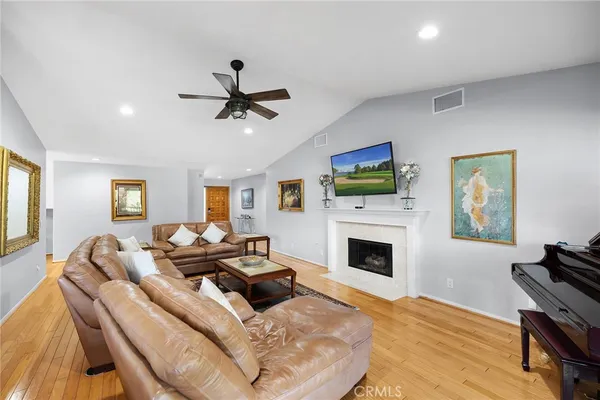 $614,999 | 38335 Oaktree Loop, Murrieta, CA 92562