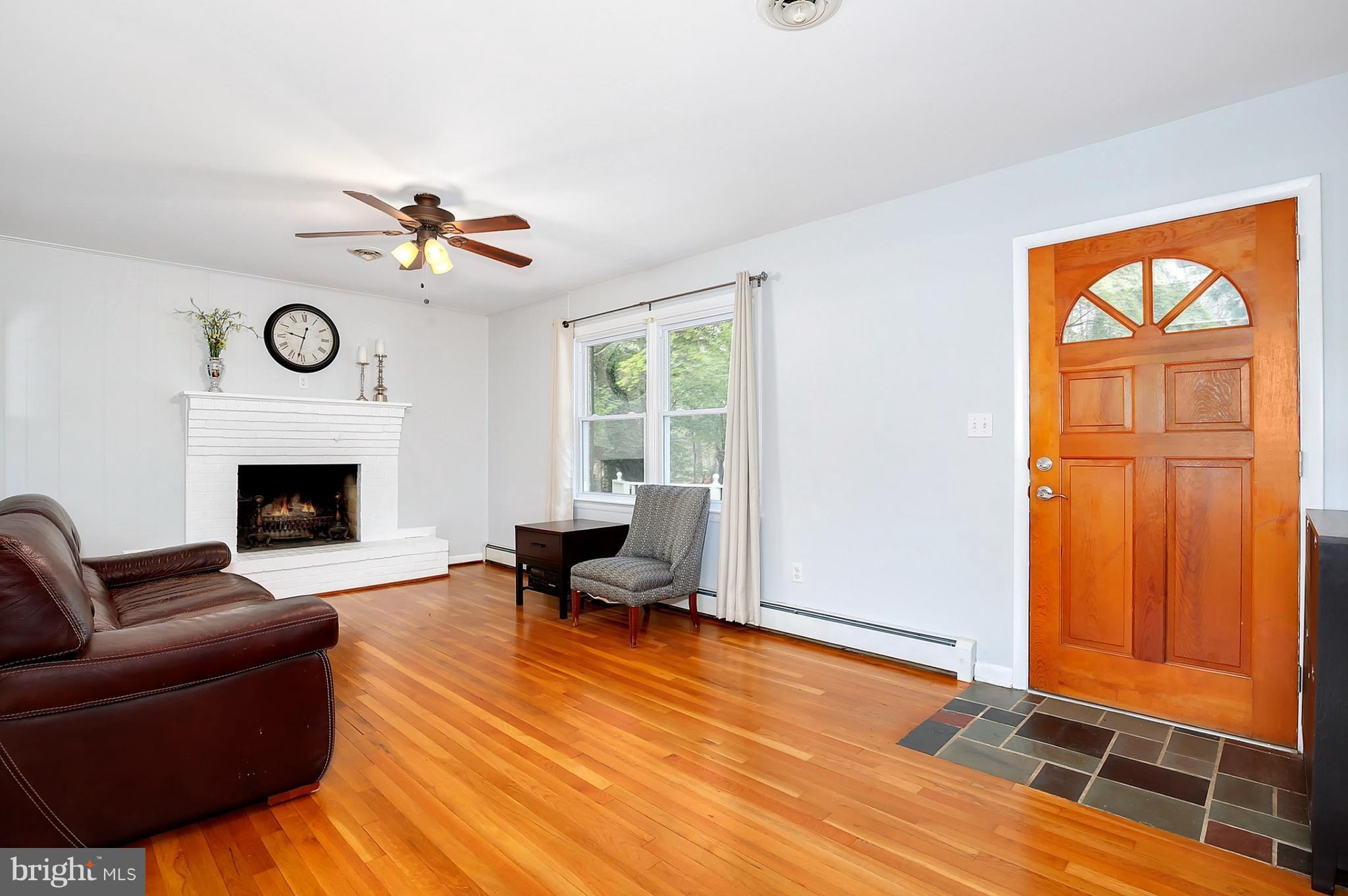 5095 Green Bridge Road Dayton, MD 21036 - Photo 7 of 29 Living Room