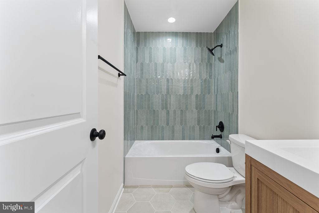 729 Vawter Corner Road Louisa, VA 23093 - Photo 33 of 50 a bathroom with a sink a toilet and a bathtub