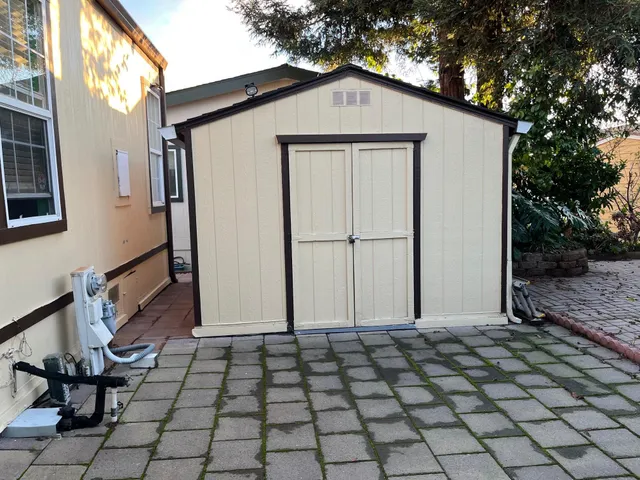 a view of a house with backyard