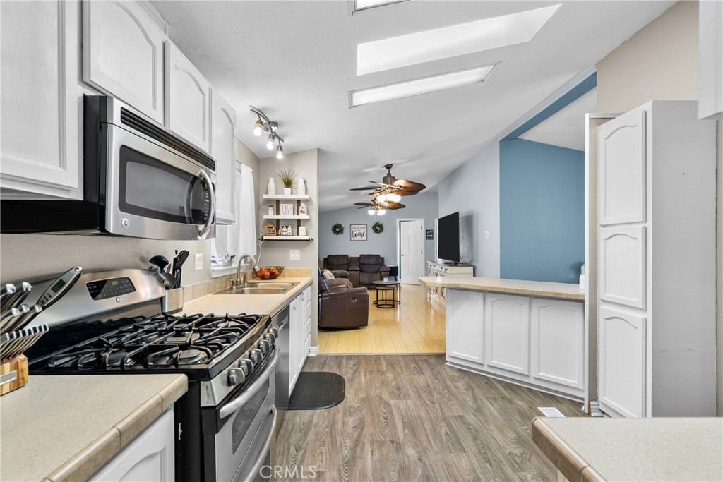 30000 Hasley Canyon Road, Unit 88 Castaic, CA 91384 - Photo 12 of 33 a kitchen with a stove and a microwave