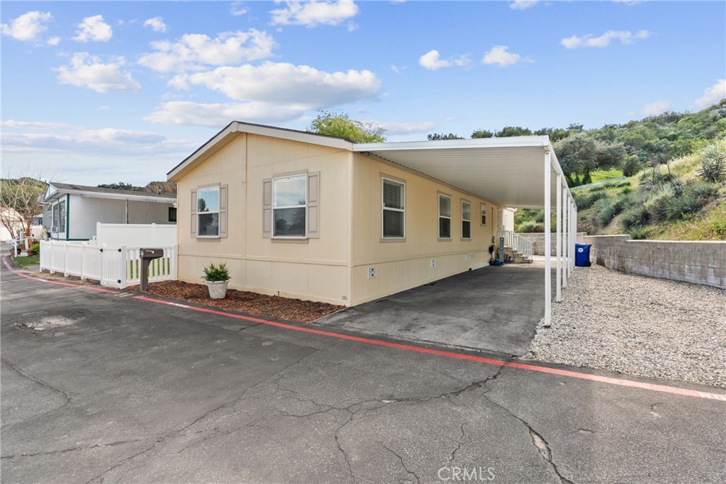 30000 Hasley Canyon Road, Unit 88 Castaic, CA 91384 - Photo 4 of 33 a view of a house with a patio