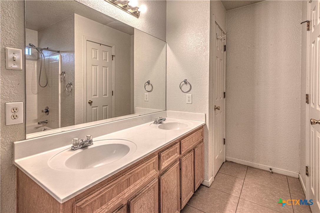 5004 Sunrise Street Killeen, TX 76542 - Photo 19 of 29 a bathroom with a sink and a mirror