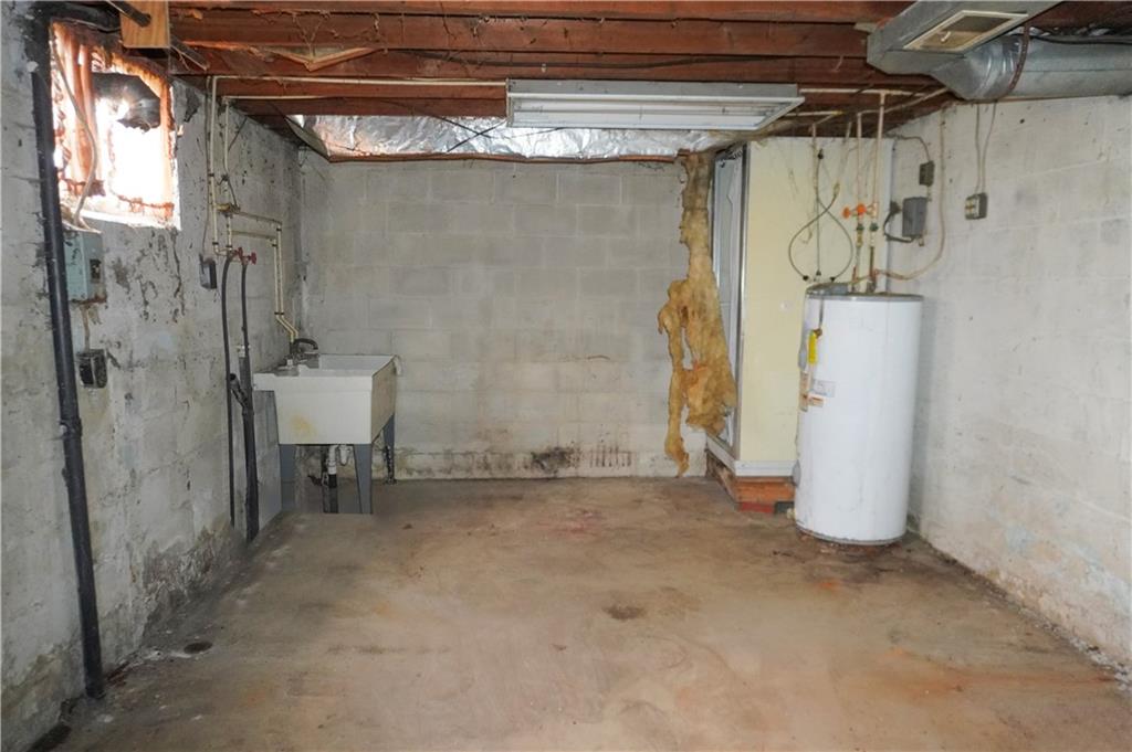 920 Collinsburg Road West Newton, PA 15089 - Photo 17 of 19 a view of a walk in closet