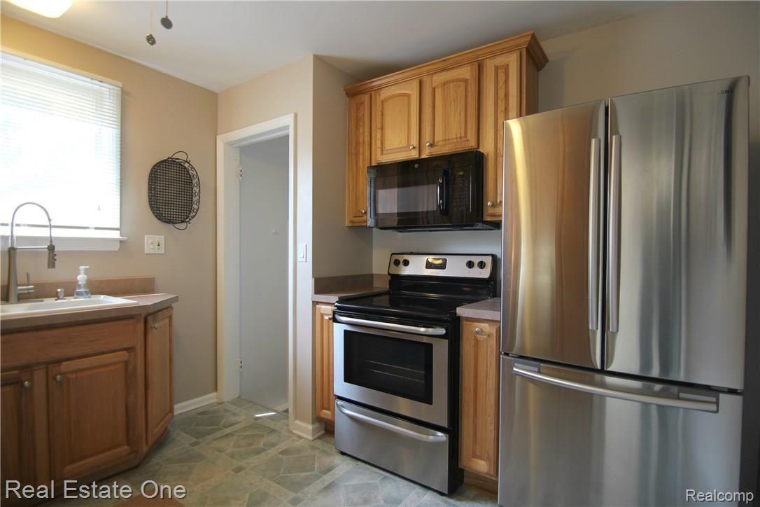 1509 Merry Road Waterford, MI 48328 - Photo 8 of 23 Kitchen with SS appliances