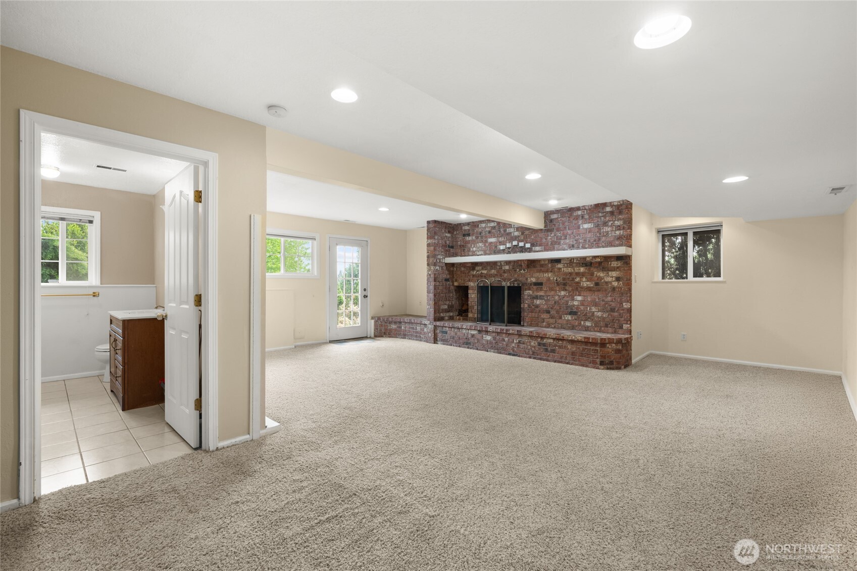 10 Jeffery Place Longview, WA 98632 - Photo 33 of 40 an empty room with furniture and a fireplace