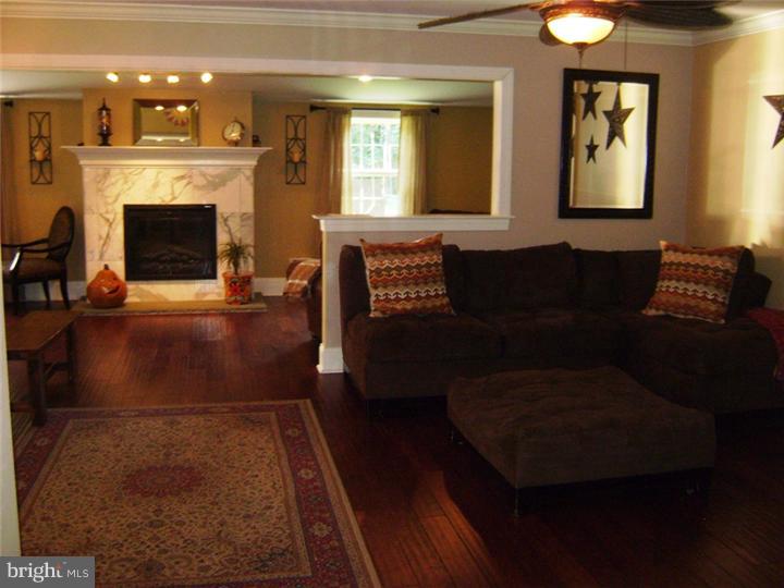 10 Hunt Road Levittown, PA 19056 - Photo 4 of 24 Living Room