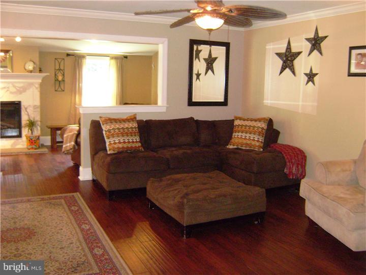 10 Hunt Road Levittown, PA 19056 - Photo 5 of 24 Living Room