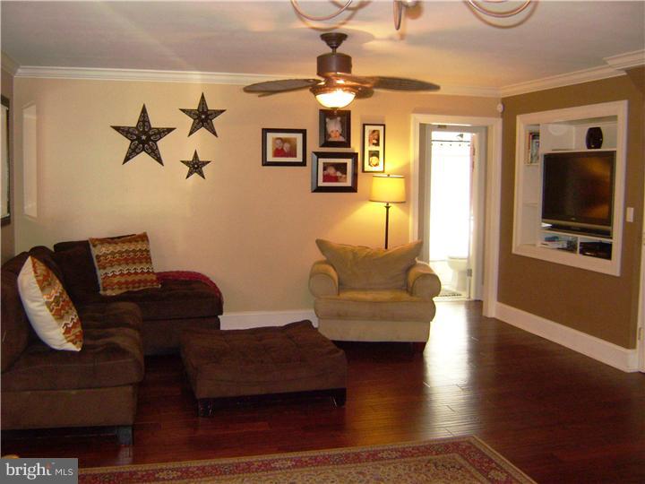 10 Hunt Road Levittown, PA 19056 - Photo 6 of 24 Living Room