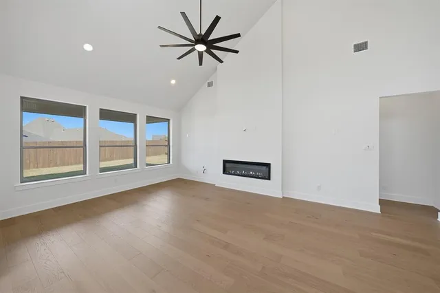 a view of a livingroom with furniture and ceiling fan