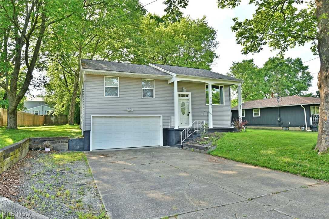 2470 North Road Southeast Warren, OH 44484 - Photo 5 of 35 Raised ranch featuring a garage and a front yard