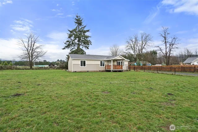 a view of a house with backyard and garden