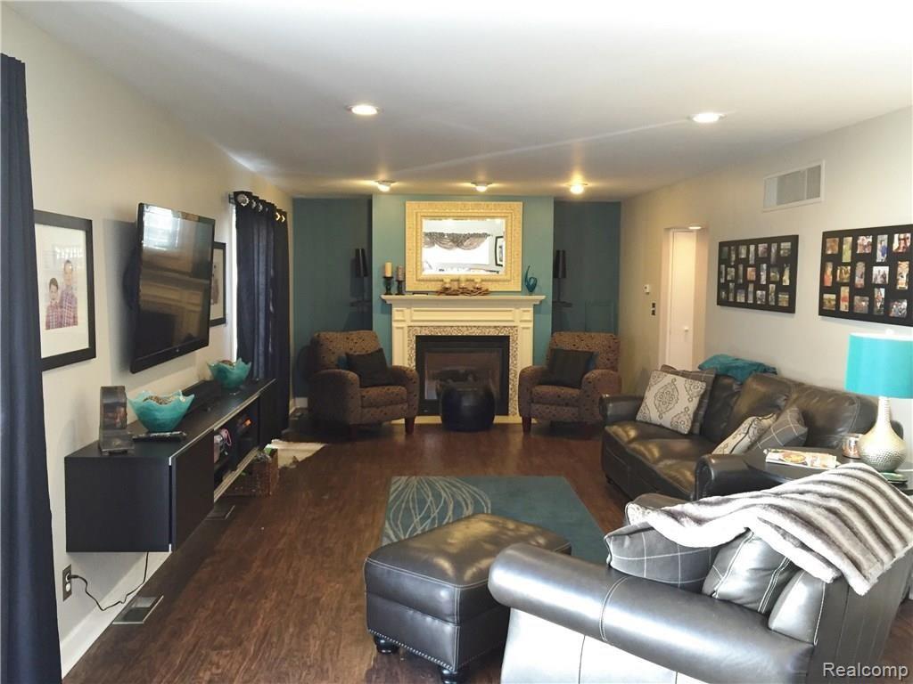 1580 Oxford Road Grosse Pointe, MI 48236 - Photo 6 of 23 Family room 1.JPG