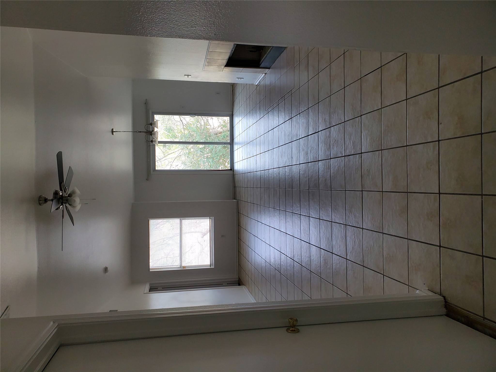 7209 Ritchie Drive Austin, TX 78724 - Photo 3 of 33 a view of hallway with windows