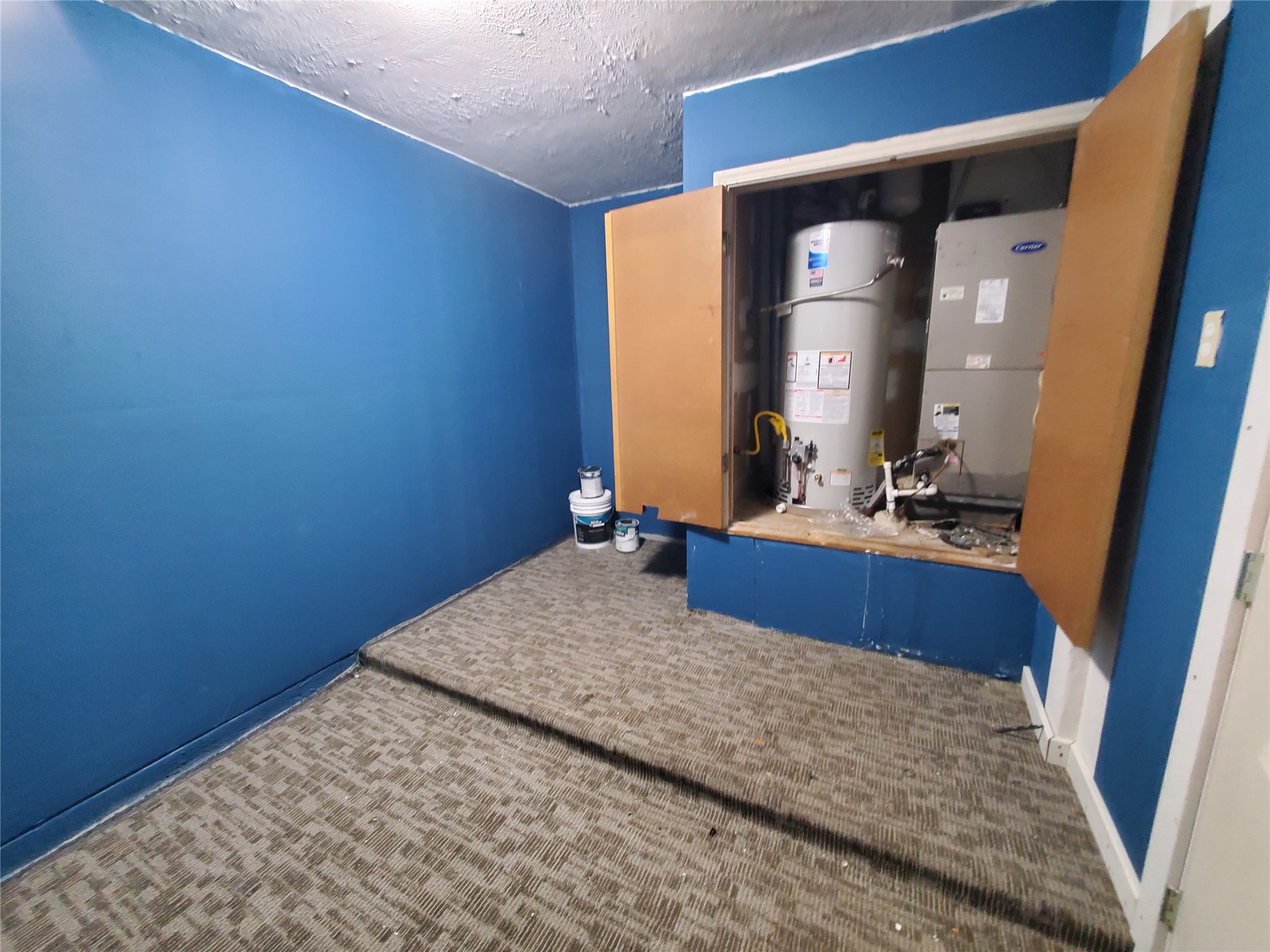 7209 Ritchie Drive Austin, TX 78724 - Photo 32 of 33 a bathroom with a sink and a mirror