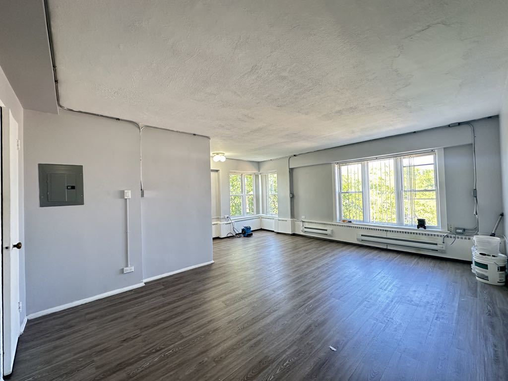 7333 North Ridge Boulevard, Unit 510 Chicago, IL 60645 - Photo 11 of 21 an empty room with wooden floor and windows