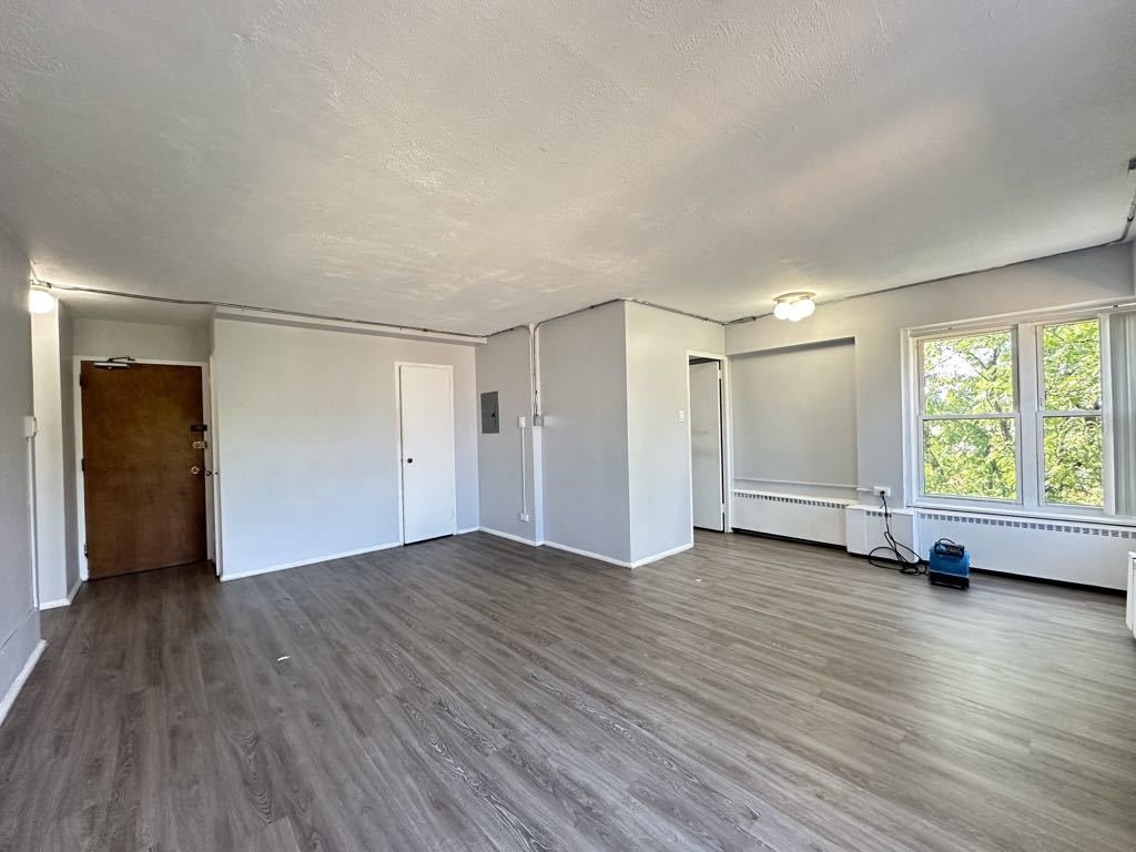 7333 North Ridge Boulevard, Unit 510 Chicago, IL 60645 - Photo 12 of 21 an empty room with wooden floor and windows