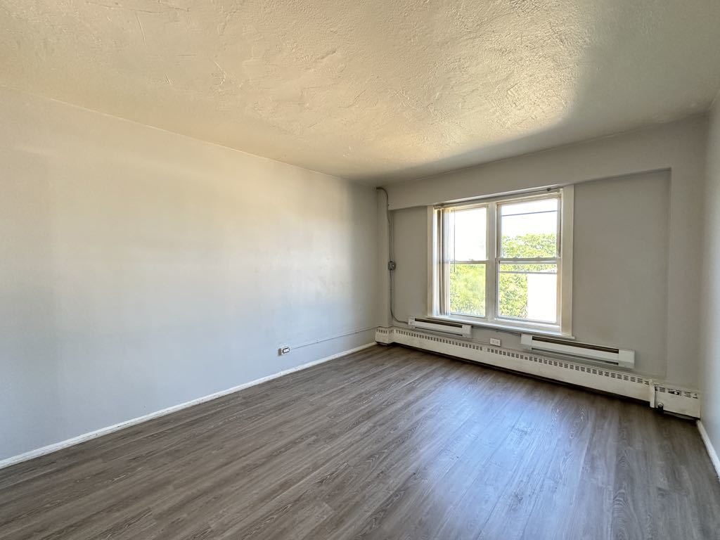 7333 North Ridge Boulevard, Unit 510 Chicago, IL 60645 - Photo 18 of 21 an empty room with wooden floor and window