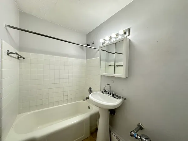 $1,395 | 7333 North Ridge Boulevard, Unit 510, Chicago, IL 60645