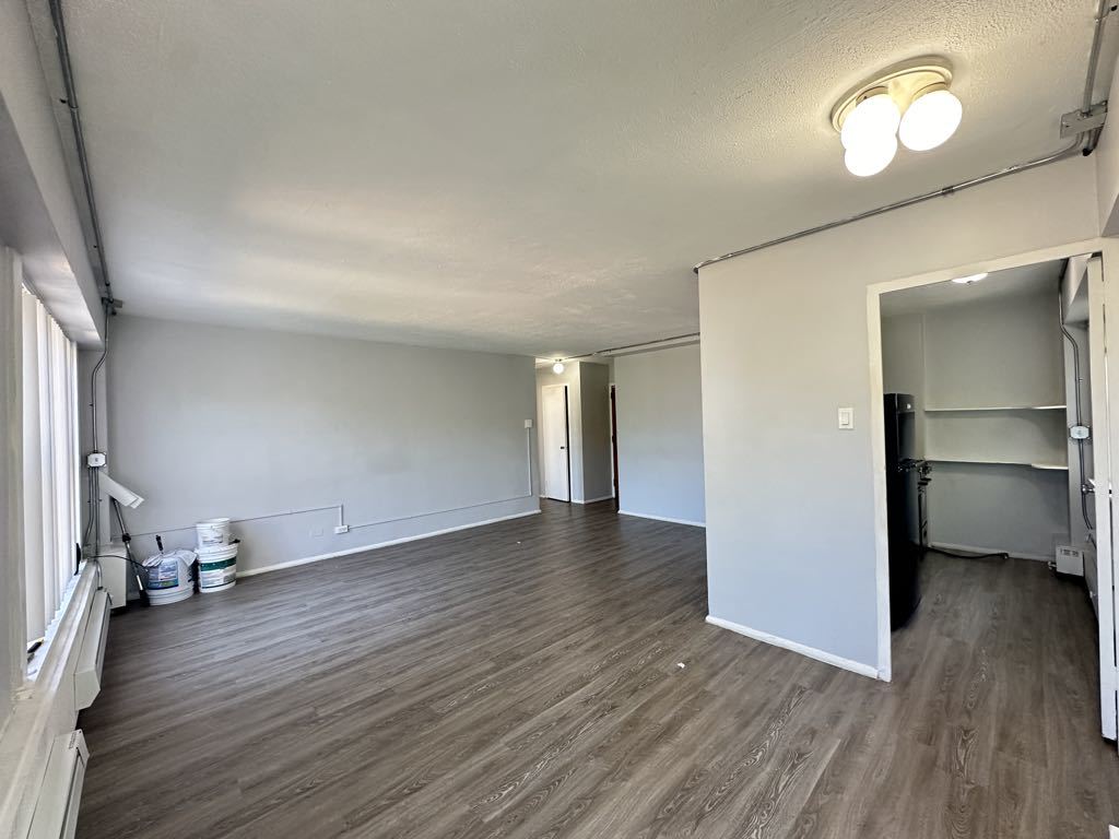7333 North Ridge Boulevard, Unit 510 Chicago, IL 60645 - Photo 7 of 21 a view of empty room with wooden floor