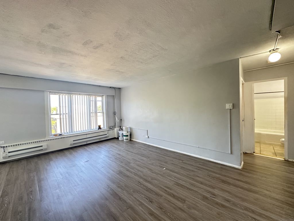 7333 North Ridge Boulevard, Unit 510 Chicago, IL 60645 - Photo 10 of 21 an empty room with wooden floor and windows