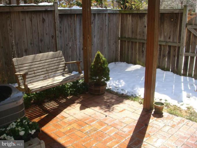 11467 Heritage Commons Way Reston, VA 20194 - Photo 6 of 19 a view of a backyard of the house