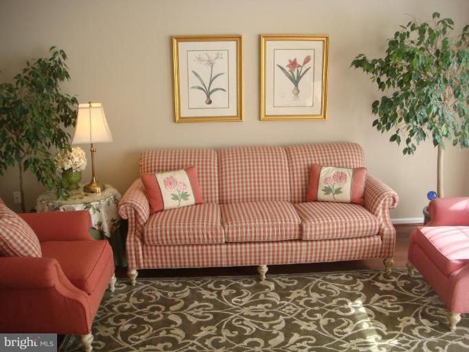 11467 Heritage Commons Way Reston, VA 20194 - Photo 8 of 19 a living room with furniture