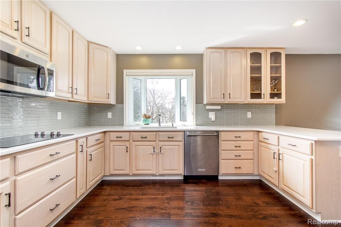 24555 Jamestowne Road Novi, MI 48375 - Photo 9 of 38 24555 Jamestowne (9 of 38).jpg
