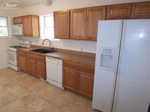 317 West River Road Flushing, MI 48433 - Photo 4 of 28 20377233-3.JPG